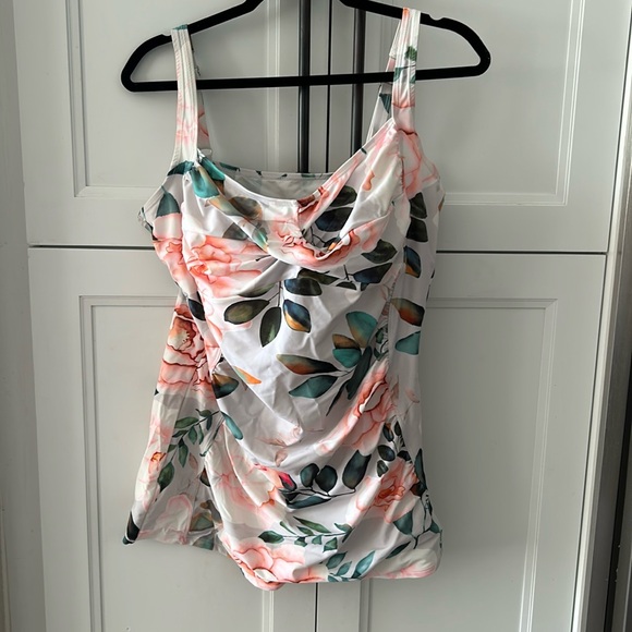 2XL swimwear with nice stretch! ( box 6) - Picture 1 of 6